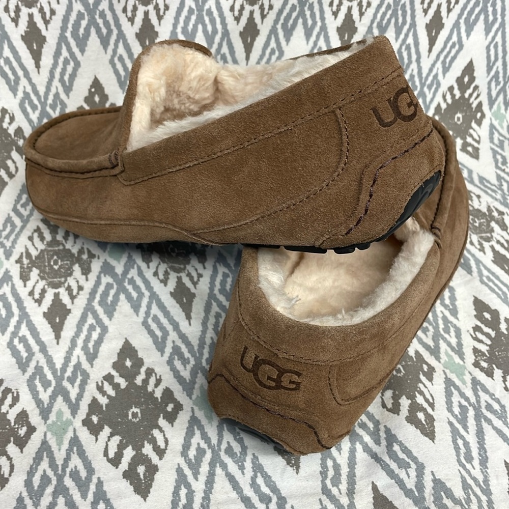 (NEW) Ugg Mens Slippers Ascot Tan Size 11. Ugg s/n 1115149.
